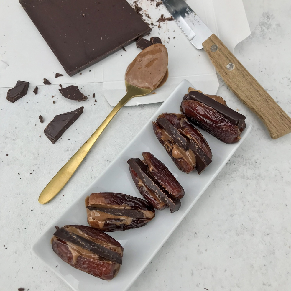 Datteln gefüllt mit Mandelmus und Schokolade - Gesondbleiwen by CMCM